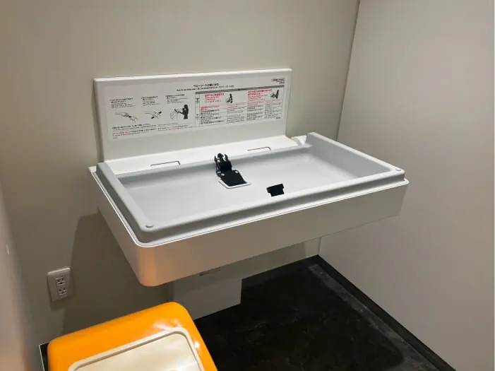哺乳室 (完全单间)、换尿布台、纸尿布回收箱、调奶用热水器